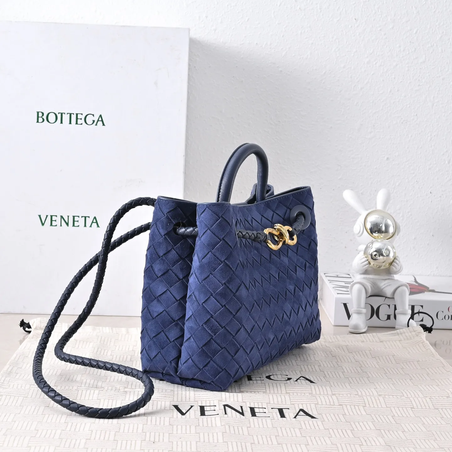 Batch 1960 #BV new suede Andiamo 🎈 Warm deerskin Andiamo for autumn and winter is here🍂 Made of cashmere calf deerskin, the touch is softer and more delicate, and the overall body is very full and high-end! The shoulder strap has a sliding metal knot buckle that can be adjusted at will. It can be carried on the shoulder/handheld/cross-body in various ways. The bag has a large capacity and is suitable for commuting/daily use/traveling. This bag is divided into small/medium/large sizes. There is always one that suits you. Then take me with you🎀🎀 Dimensions: 25x22x10.5 Model: 7463